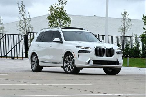 Alpine White 2024 BMW X7 xDrive40i