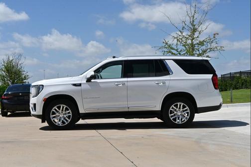 White Frost Tricoat 2023 GMC Yukon SLT