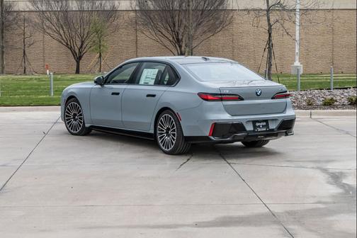 Brooklyn Grey Metallic 2026 BMW i7 xDrive60