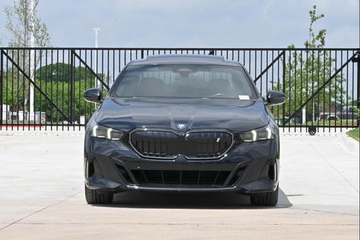 Black Sapphire Metallic 2024 BMW i5 eDrive40