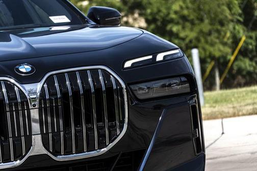 2025 BMW 740 i