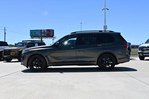 Manhattan Green Metallic 2026 BMW X7 xDrive40i
