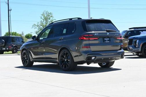 Manhattan Green Metallic 2026 BMW X7 xDrive40i