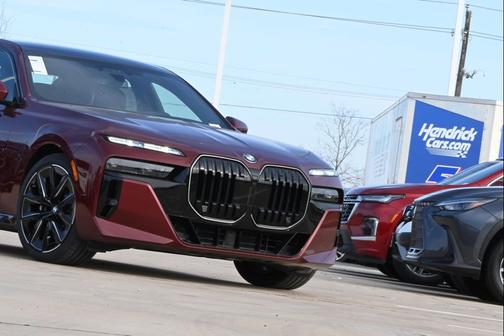 Aventurin Red Metallic 2026 BMW 760 xDrive