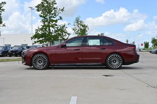 Aventurin Red Metallic 2026 BMW i7 eDrive50