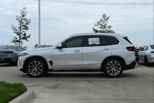 Mineral White Metallic 2026 BMW X5 PHEV xDrive50e