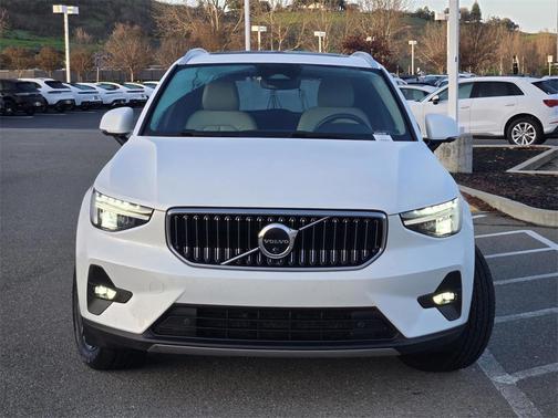 2023 Volvo XC40 B5 Plus Bright Theme