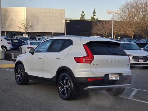 2023 Volvo XC40 B5 Plus Bright Theme