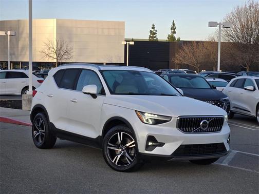 2023 Volvo XC40 B5 Plus Bright Theme