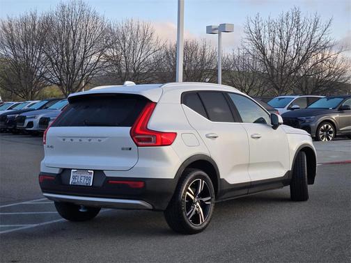 2023 Volvo XC40 B5 Plus Bright Theme