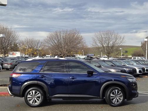 2023 Nissan Pathfinder SL FWD