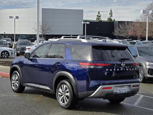 2023 Nissan Pathfinder SL FWD