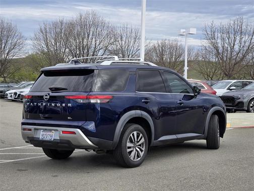 2023 Nissan Pathfinder SL FWD