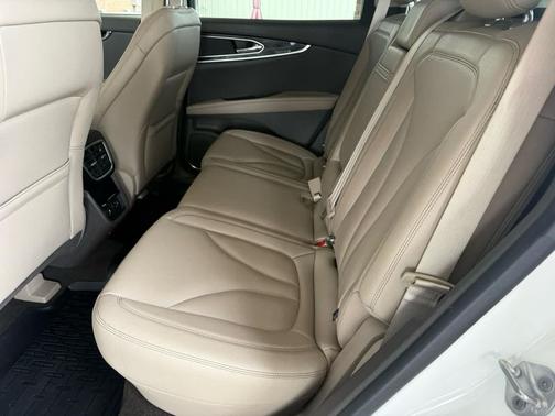 Pristine White Metallic Tri-Coat 2022 Lincoln Nautilus Standard