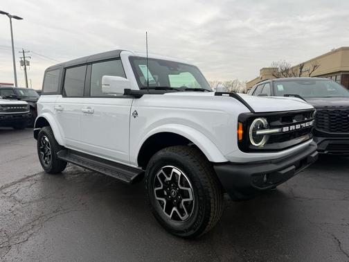 Oxford White 2025 Ford Bronco Outer Banks SUV