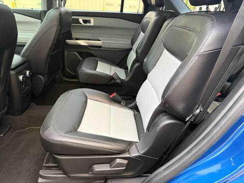 Atlas Blue Metallic 2022 Ford Explorer XLT