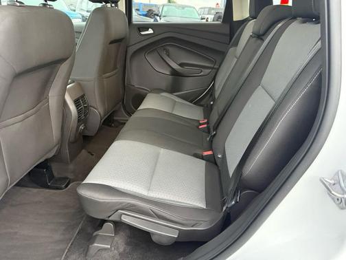 Oxford White 2017 Ford Escape SE