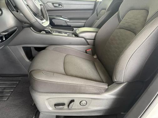 Brilliant Silver Metallic 2025 Nissan Pathfinder SV 4WD