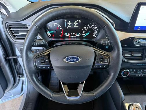 Iconic Silver Metallic 2021 Ford Escape SE