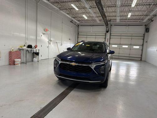 Blue Glow Metallic 2024 Chevrolet Trax LT