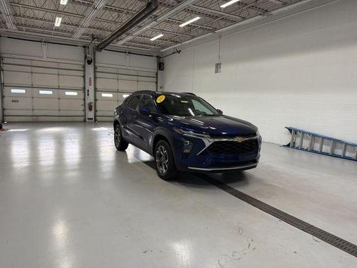 Blue Glow Metallic 2024 Chevrolet Trax LT