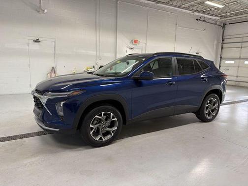 Blue Glow Metallic 2024 Chevrolet Trax LT