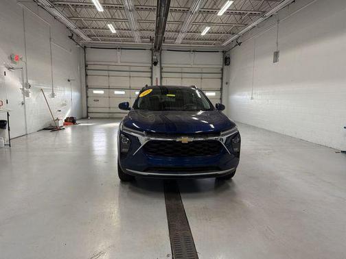 Blue Glow Metallic 2024 Chevrolet Trax LT