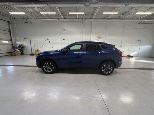 Blue Glow Metallic 2024 Chevrolet Trax LT