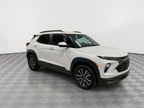 Iridescent Pearl Tricoat 2025 Chevrolet Trailblazer ACTIV