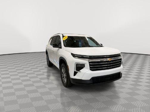 Summit White 2026 Chevrolet Traverse LT