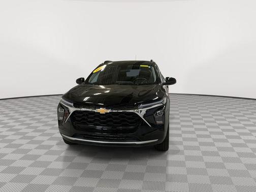 Mosaic Black Metallic 2025 Chevrolet Trax LT