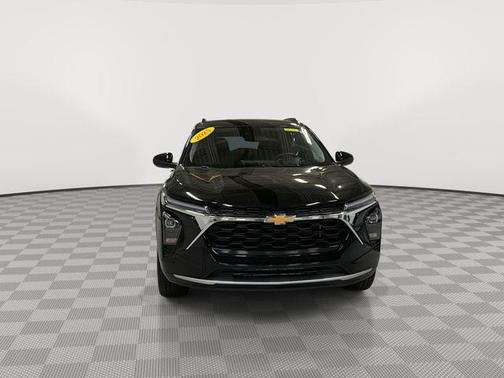 Mosaic Black Metallic 2025 Chevrolet Trax LT