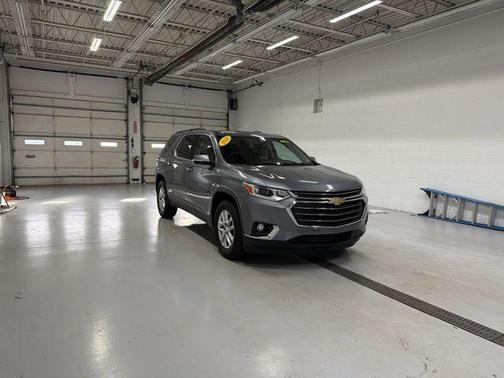 Satin Steel Metallic 2020 Chevrolet Traverse LT Cloth