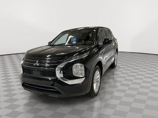 Labrador Black Pearl 2024 Mitsubishi Outlander ES S-AWC