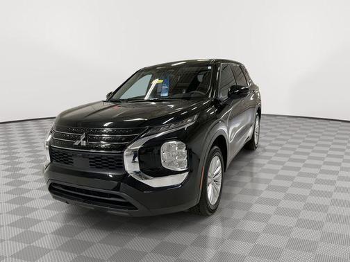 Labrador Black Pearl 2024 Mitsubishi Outlander ES S-AWC