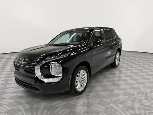 Labrador Black Pearl 2024 Mitsubishi Outlander ES S-AWC