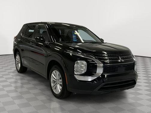Labrador Black Pearl 2024 Mitsubishi Outlander ES S-AWC