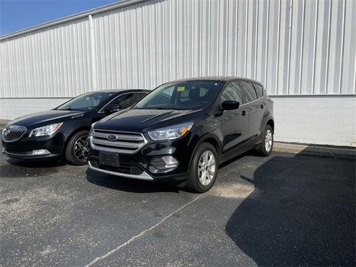 Photo 4 of 4 of 2019 Ford Escape SE