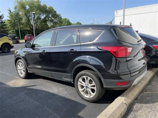 Photo 3 of 4 of 2019 Ford Escape SE