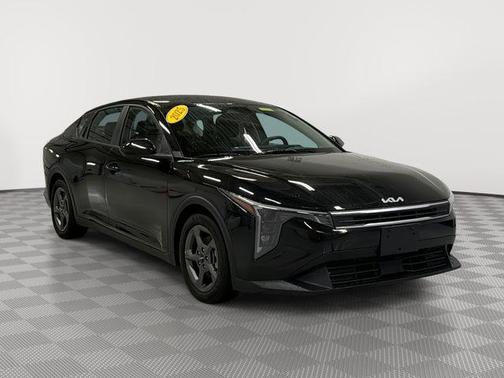 Aurora Black Pearl 2025 Kia K4 LXS