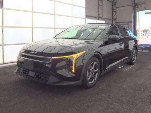 Aurora Black Pearl 2025 Kia K4 LXS