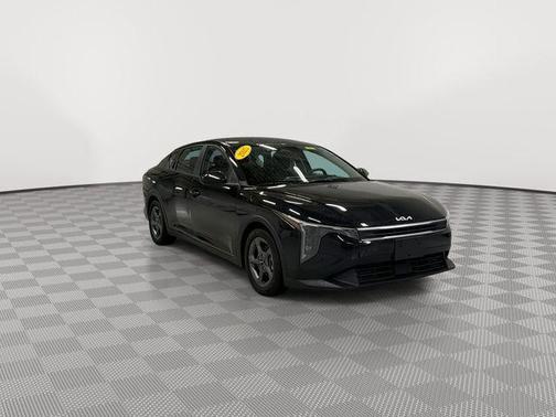 Aurora Black Pearl 2025 Kia K4 LXS
