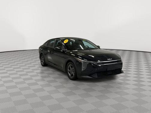 Aurora Black Pearl 2025 Kia K4 LXS
