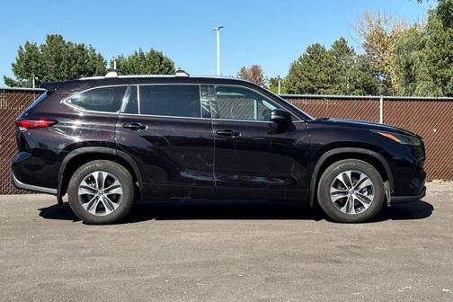 Opulent Amber 2021 Toyota Highlander XLE
