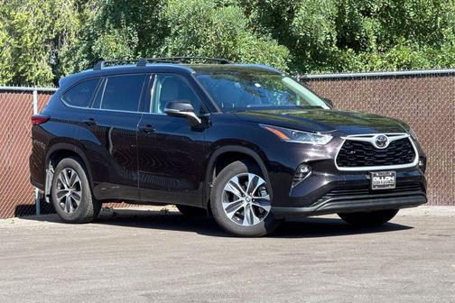Opulent Amber 2021 Toyota Highlander XLE