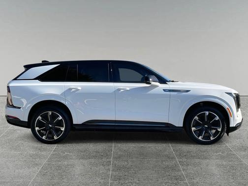 2025 Cadillac Escalade IQ 1