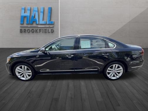 Deep Black Pearl Metallic 2018 Volkswagen Passat 2.0T SEL Premium