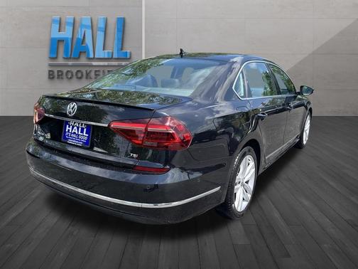 Deep Black Pearl Metallic 2018 Volkswagen Passat 2.0T SEL Premium