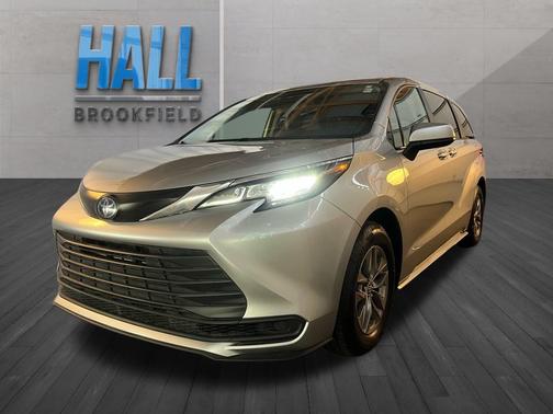 2022 Toyota Sienna LE