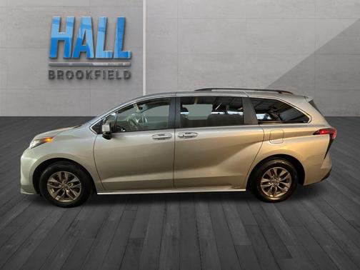 2022 Toyota Sienna LE